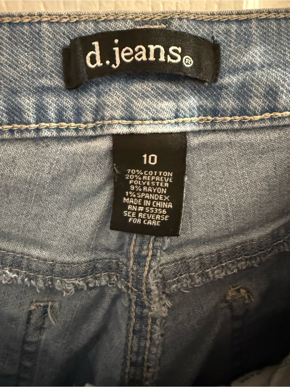 D. Jeans Light Wash Ripped Jeans - Picture 3 of 3